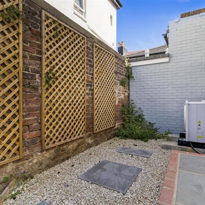 2 bedroom house to rent - Photo 1