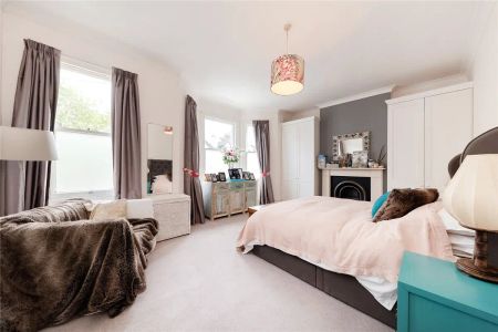 4 bedroom house in London - Photo 5