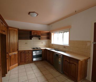 Spacious 3-Bedroom Home in Prime Keilor Park Location! - Photo 5