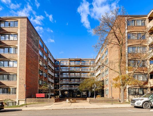 3355 chemin Queen Mary, Montréal, QC - Photo 1