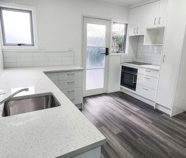 MOUNT EDEN - LOCATION/LOCATION- 2 Bdrm Townhouse - Photo 3