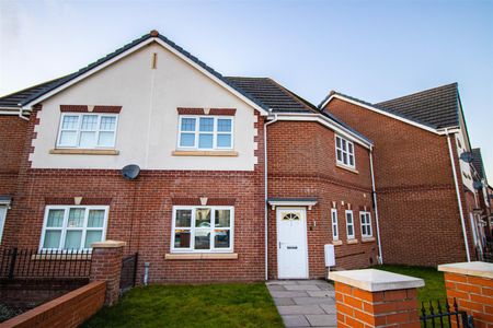 3-Bed Hosue to Let on Sharoe Green Lane, Fulwood, Preston - Photo 4