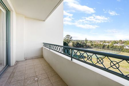 Very Bright Two Bedroom Apartment with District Views... - Photo 2