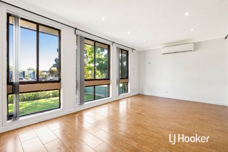 Family Living in Kings Langley - 3 Bedrooms! - Photo 2