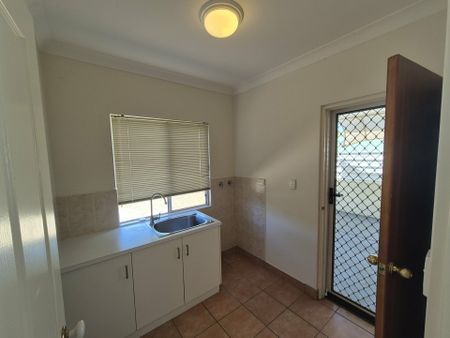 3 BEDROOM, 1 BATHROOM DUPLEX IN BRAITLING - SPACIOUS AND LIGHT-FILLED - Photo 4