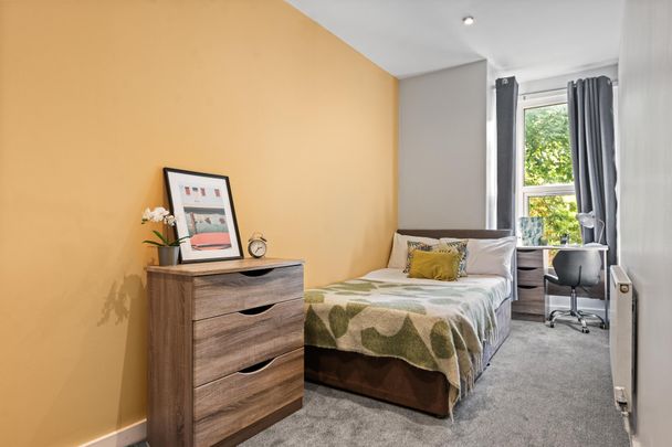 6 WINSTANLEY TERRACE Leeds - LS6 1DS - Photo 1