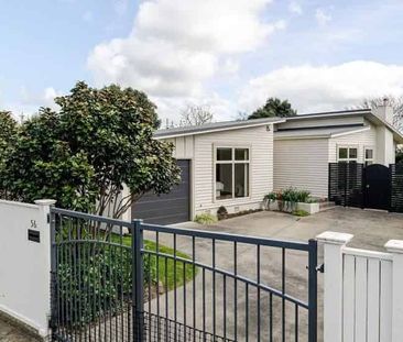 Sunny, Warm and Private 3-Bedroom Home - Photo 2