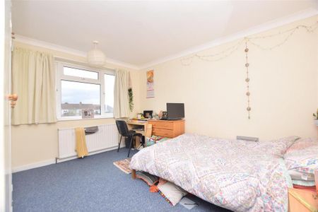 4 bedroom semi-detached house to rent - Photo 5