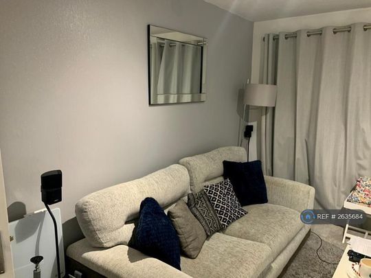1 bedroom in a flat share to rent - Photo 1