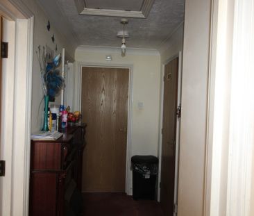 Bolton Lane, Middlesex - Photo 2