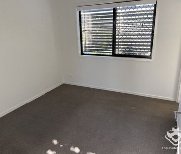 3 BEDROOM TOWNHOUSE - Double Garage, Air Cons, Pets Welcome - Photo 3