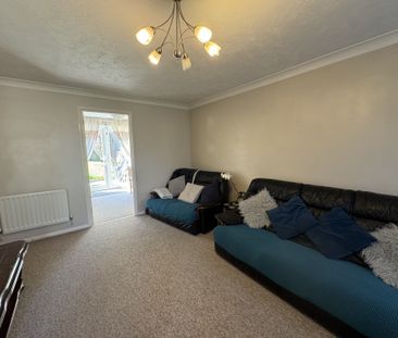 Lyon Close, Crawley, Maidenbower - Photo 2