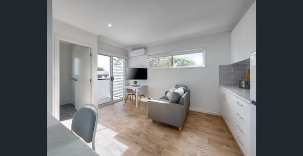 MODERN, FULLY FURNISHED, STUDIO APARTMENT - Photo 1