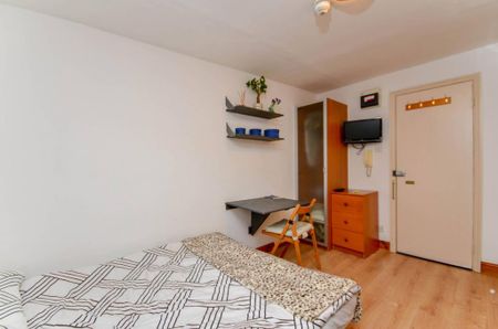 A clean and modern single studio apartment situated on the third floor in Earl’s Court, London SW5 - Photo 2