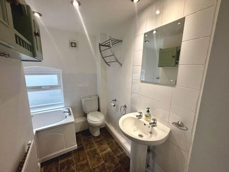 3 bedroom semi-detached house to rent - Photo 5
