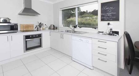 Ready to move in, lovely large home - Photo 3