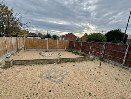 6 bedroom semi-detached house to rent - Photo 3