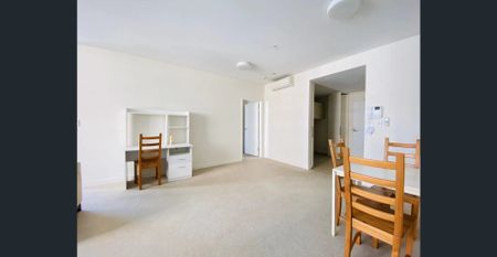 Fully Furnished huge 2 bedroom walk to Wolli Creek Station - Photo 2