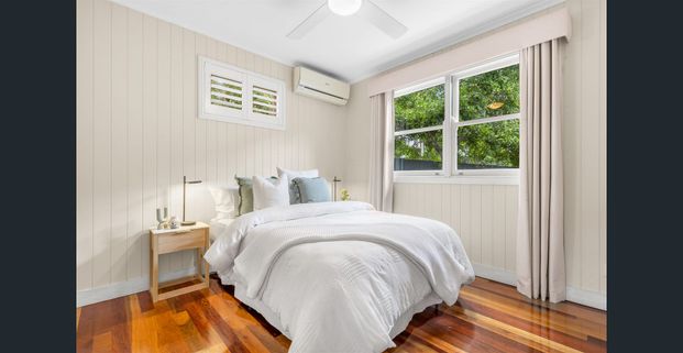 Renovated Stafford beauty with gorgeous outdoor entertaining areas - Photo 1