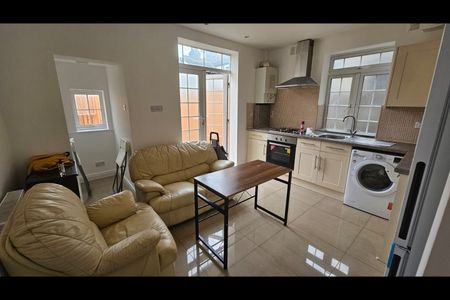 2 Bed Flat, Portland Road, SE25 - Photo 3