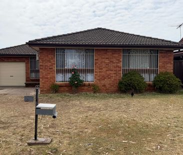 Comfort, Space & Convenience - Perfect Family Home in St Johns Park! - Photo 1