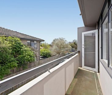 Beautifully Renovated Sun-Drenched Apartment in Boutique Block - Photo 1