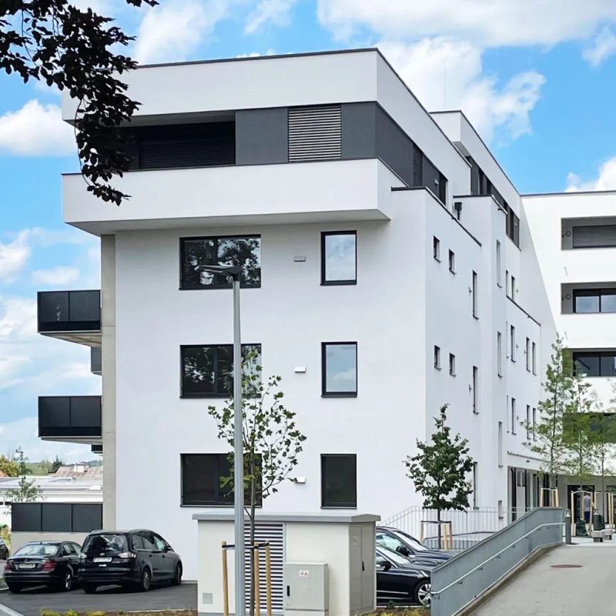 hochwertig ausgestattete 3-Zimmer-Wohnung mit möblierter Küche und großzügigem Balkon mit Blick auf die Pram - Photo 1