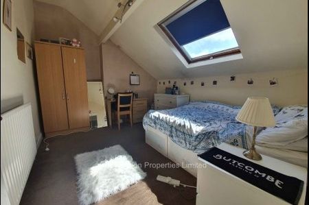 4 Bedroom Houses in Hyde Park - Photo 4