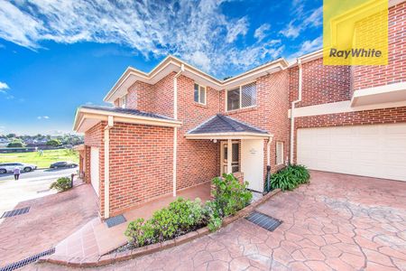 Modern 3 bedroom townhouse. Large, private, sunny courtyard. - Photo 2