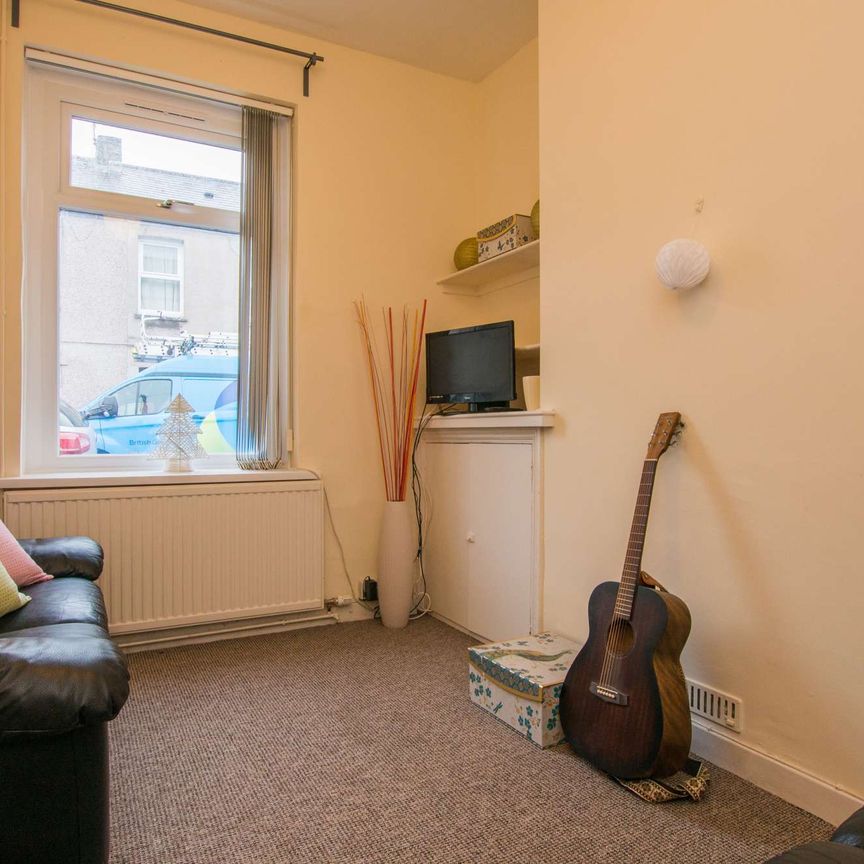 The most spacious three bed you'll find! - Photo 1