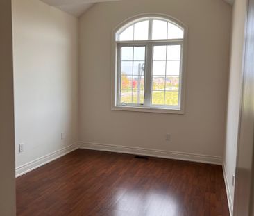 For Lease - 8 Crane Street, Aurora, Ontario - Photo 3