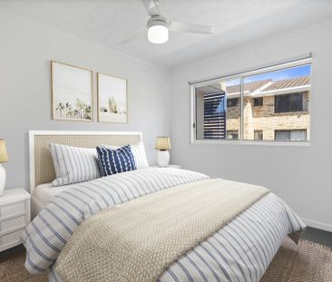 TWO BEDROOM, TWO BATHROOM, TWO CAR ACCOM WITH POOL - WALK TO BEACH - Photo 2