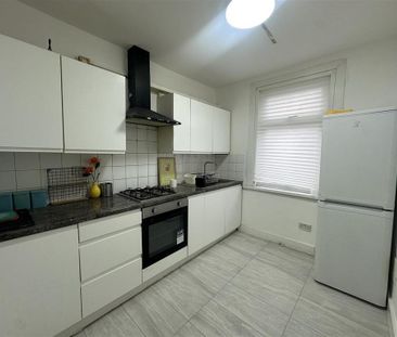 3 bedroom flat to rent - Photo 5