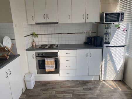 One Bedroom Unit Living in Alexandra Headland - Unfurnished - Photo 5