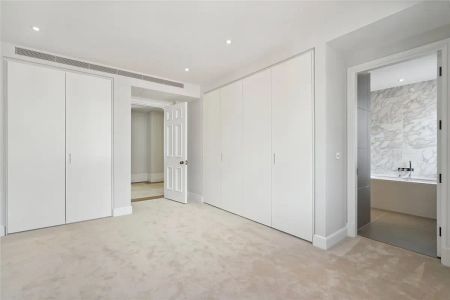 3 bedroom flat in London - Photo 3