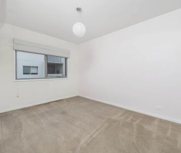 Sunny Top-Floor Apartment with Stunning Brindabella & Stromlo Views - Photo 3