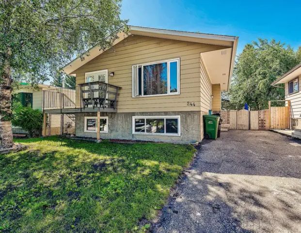 EXTREME LOCATION CONVENIENCE ! WILL NOT LAST LONG!!!! | 244 Sabrina Bay Southwest, Calgary - Photo 1