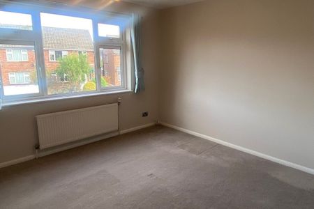 Queens Crescent - Photo 2