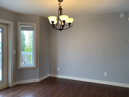Pet Friendly 2 Bedroom 1 Bathroom House in Penhold! - Photo 3