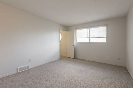 6143 Bowness Rd NW, Calgary - Photo 5