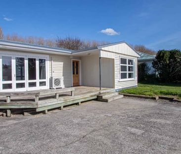 Spacious Family Home - Large back yard! - Photo 5