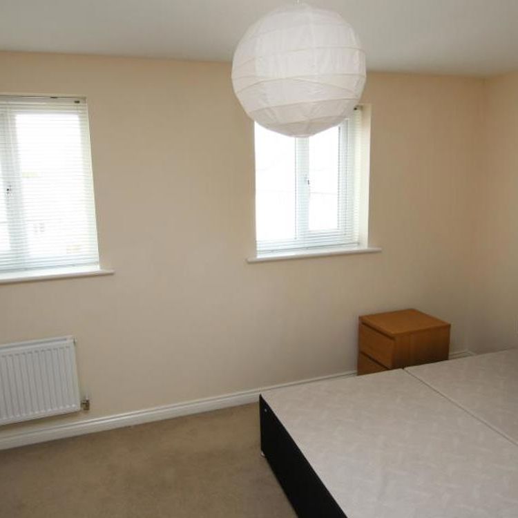 A spacious five bedroom student house offered on a furnished basis. Bills not included. Available in August. - Photo 1