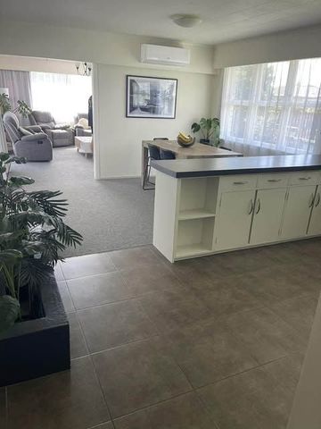 MAUNGATAPU , Spacious 4BR Family HOME with POOL - Photo 4
