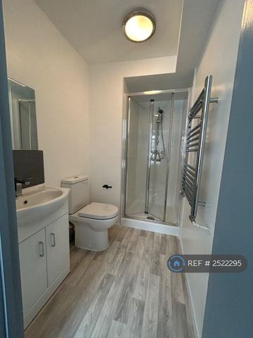 1 bedroom in a house share to rent - Photo 4