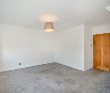 3 bedroom flat to rent - Photo 3