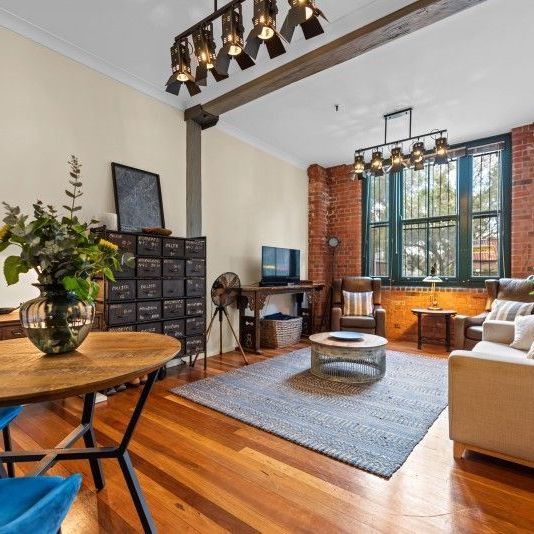 Beautifully Presented Woolstore Apartment - Owner Vacating - Photo 1