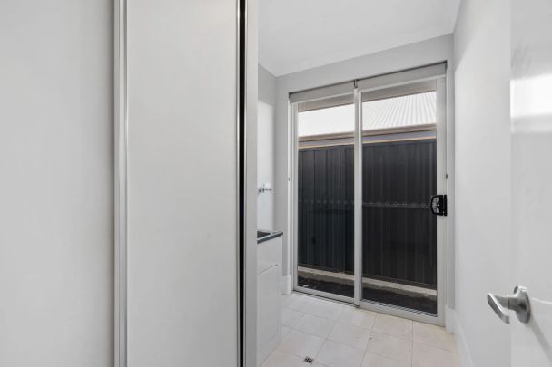 39 Kalbarri Way, - Photo 1