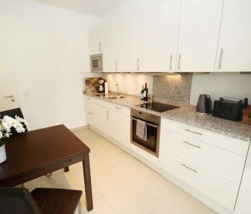 TOP-Lage in Rheinnähe - Möblierte 2-Zimmer-Wohnung mit Aufzug und B... - Photo 1