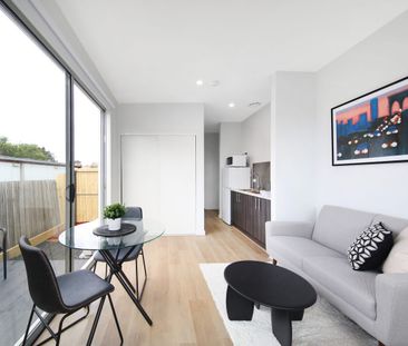 FULLY FURNISHED, DESIGNER STUDIO ROOM – BILLS INCLUDED! - Photo 4