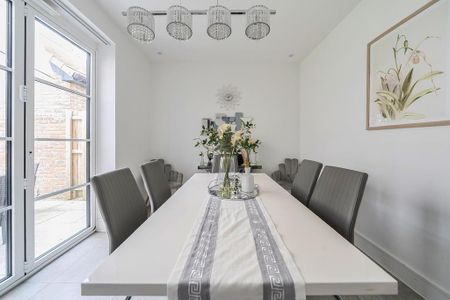 4 bedroom semi-detached house to rent - Photo 3